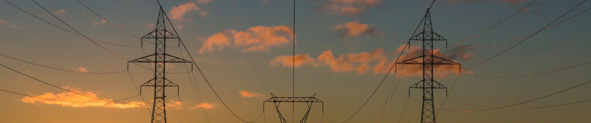 Redispatch 2.0 - les poteaux électriques au coucher du soleil