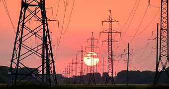 Pylônes électriques devant le coucher du soleil